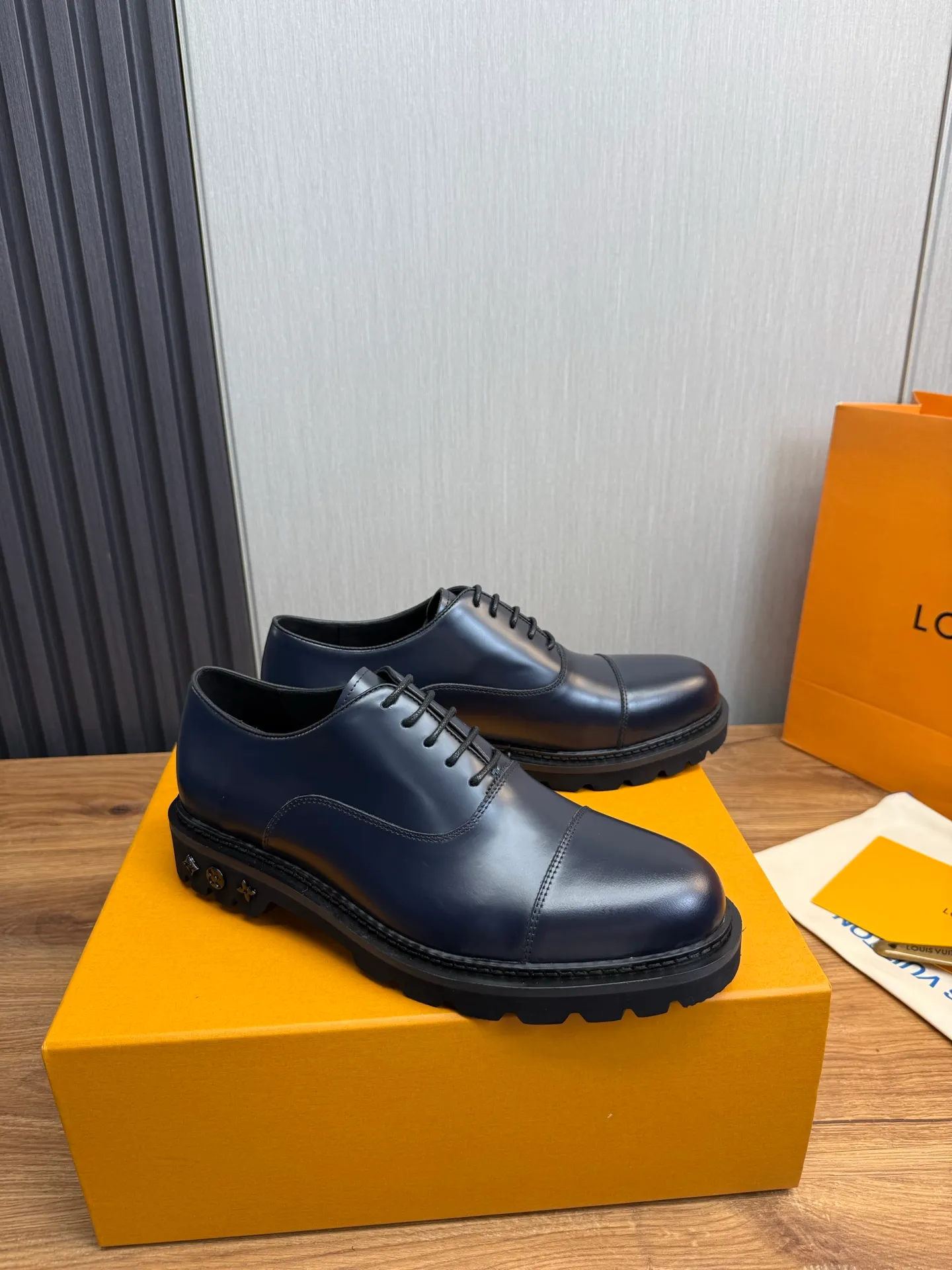 Men's shoes 💰900💰 LV. Men's casual lace-up leather shoes, the latest hot style 🔥 1:1 original purchase quality, top quality goods ⬆️The upper is imported open-edge beaded cowhide, cowhide, and cow suede. The hand-made three-dimensional stitching highlights the round toe design. The inner foot pads are all imported cowhide, with the original wear-resistant foam outsole, matching code 39-44, (38, 45 custom-made, non-refundable)